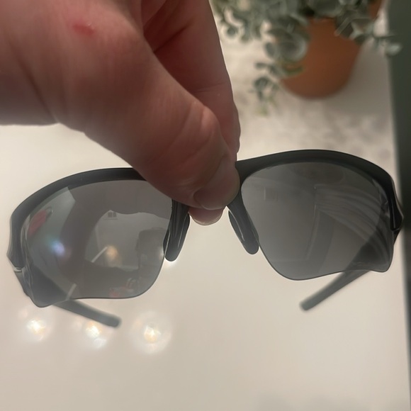 New never used Oakley sunglasses polarised. Frame black lenses grey tent. - Picture 6 of 7